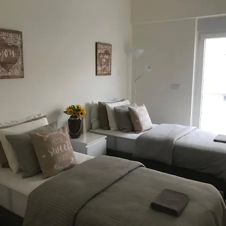 Modern Twin With A Balcony Montijo