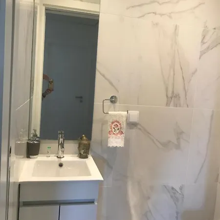 Проживание в семье Modern Twin With A Balcony *