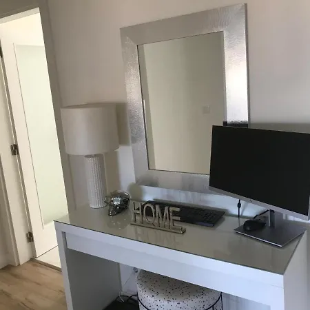 Проживание в семье Modern Twin With A Balcony *