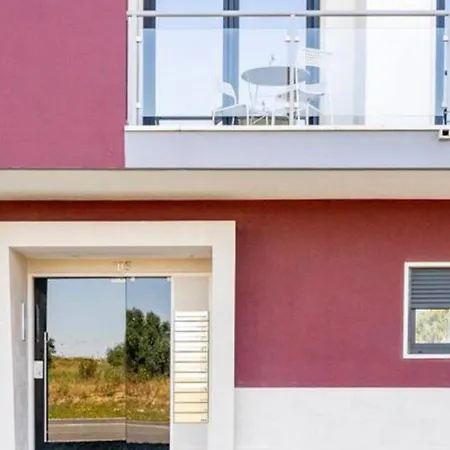 Проживание в семье Modern Twin With A Balcony