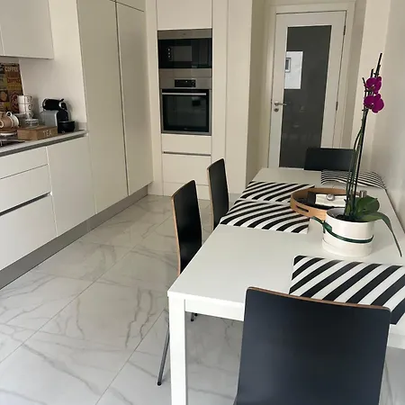 Проживание в семье Modern Twin With A Balcony *
